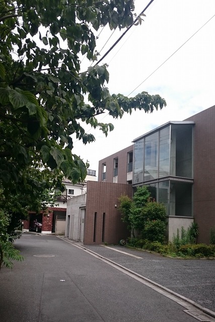 建物外観　マンションの前はおちついた環境になっています