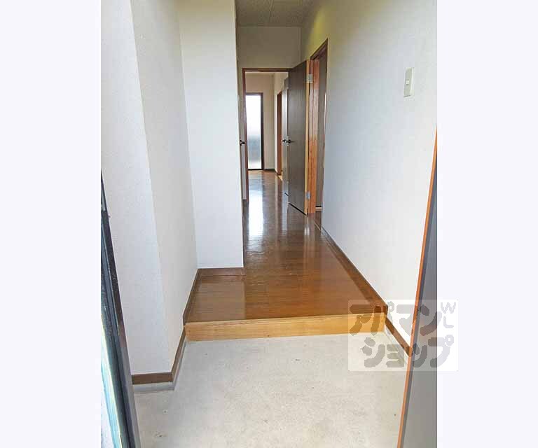 その他部屋・スペース　部屋までまっすぐの廊下です