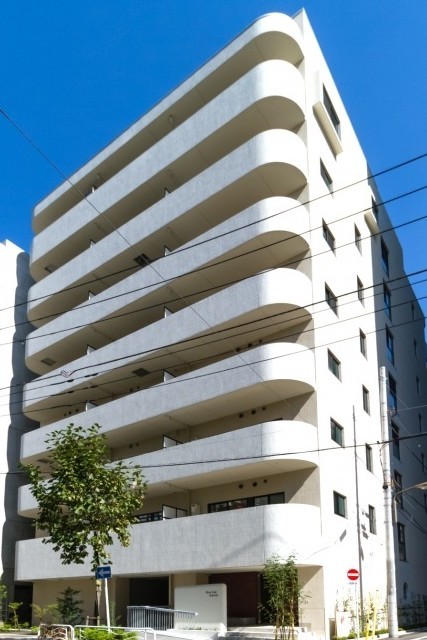 建物外観　８階建ての賃貸マンション