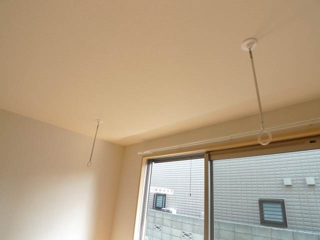 その他設備　雨の日も安心室内洗濯干し器（ホスクリーン）付き