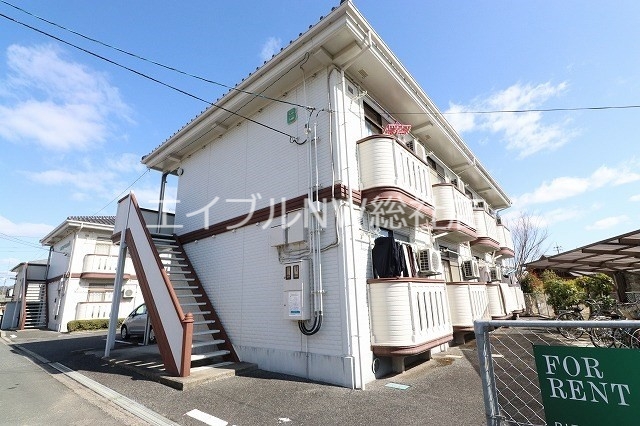 総社市小寺のアパートの建物外観