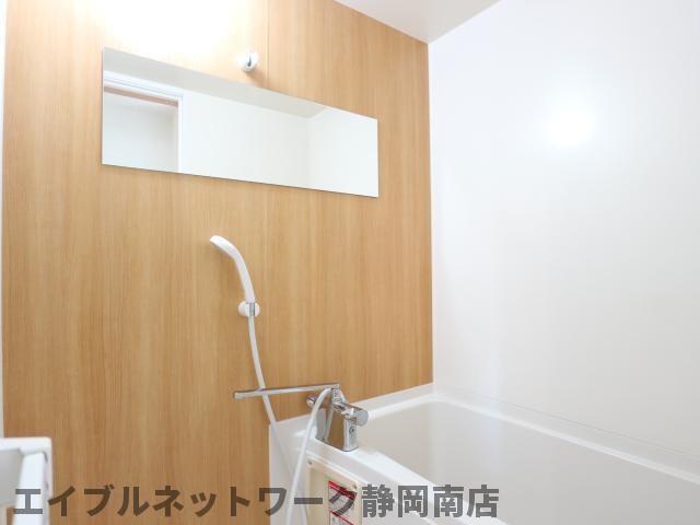 バス・シャワールーム　落ち着いた空間のお風呂です