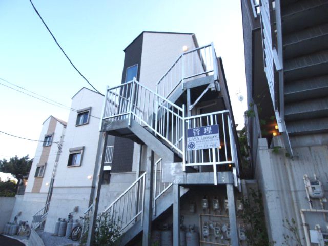 横浜市中区西之谷町のアパートの建物外観