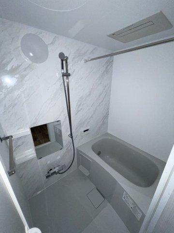 バス・シャワールーム　お風呂で日々の疲れを落としましょう（同タイプのお部屋です。現