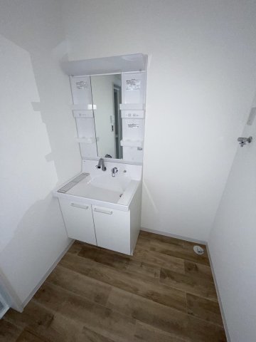 洗面設備　広い洗面スペース（同タイプのお部屋です。現況を優先します。）