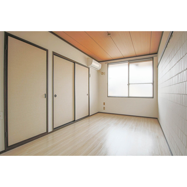 居室・リビング　同じ建物の別なお部屋