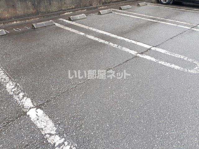 【パストラルIIの駐車場】