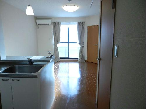 その他設備　フローリング仕様でスタイリッシュな配色のお部屋です。