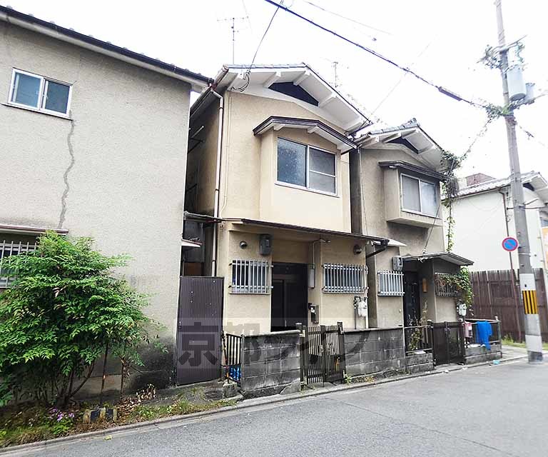 深草西浦町貸家の建物外観