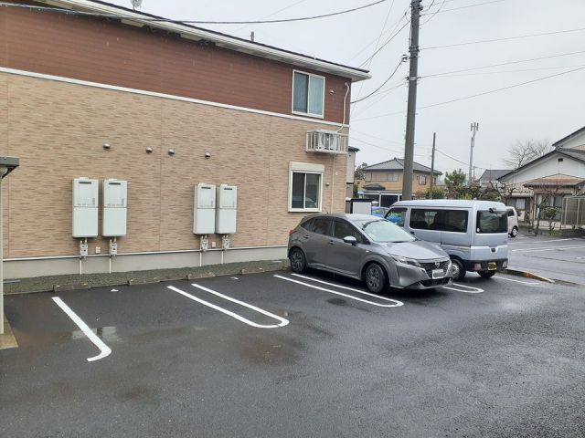 【足利市鹿島町のアパートの駐車場】