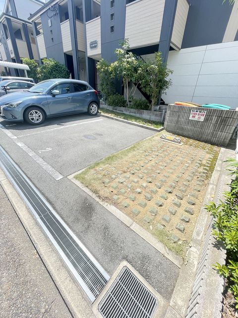 【堺市堺区南清水町のアパートの駐車場】