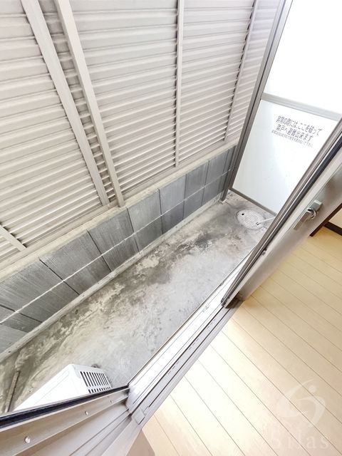 【堺市堺区南清水町のアパートのバルコニー】