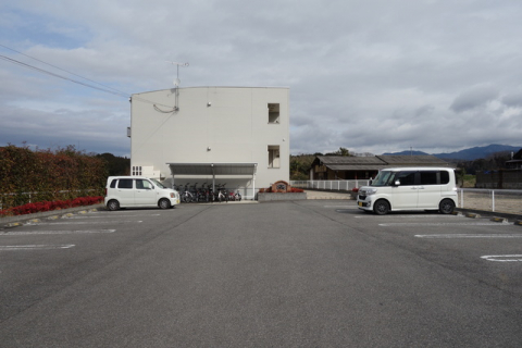 【蒲生郡日野町大字西大路のアパートの駐車場】