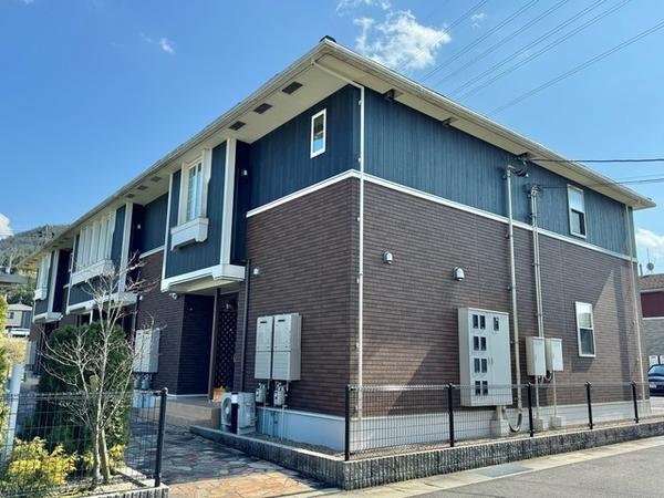 西伯郡南部町阿賀のアパートの建物外観