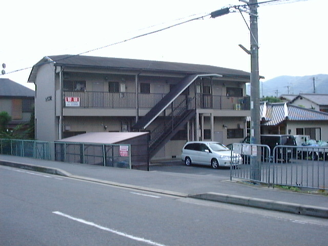 大津市二本松のアパートの建物外観