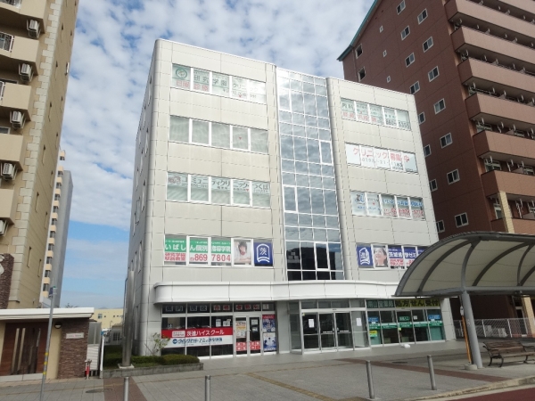 研究学園駅前岡田ビルの建物外観