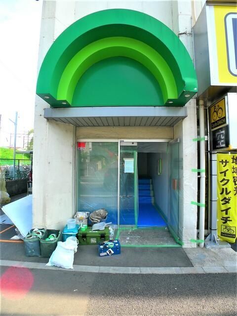 【東大和市清水のマンションのエントランス】