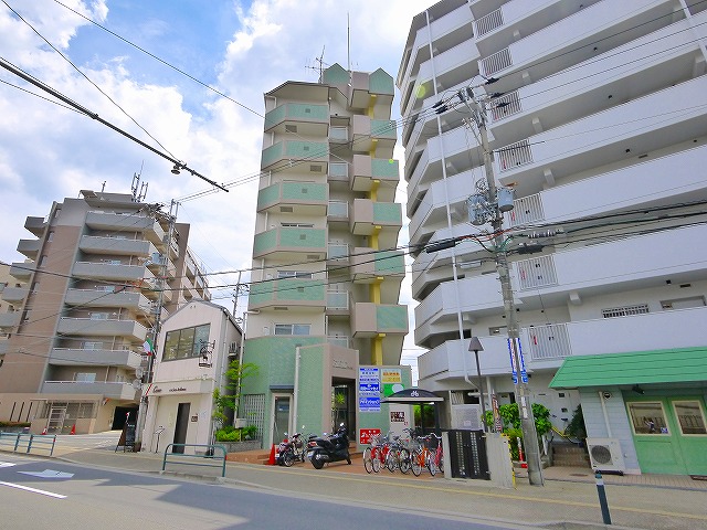 【奈良市西木辻町のマンションの建物外観】