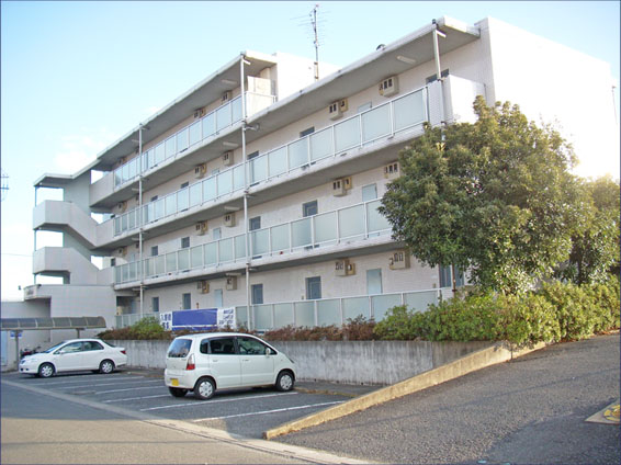 東松山市小松原町のマンションの建物外観