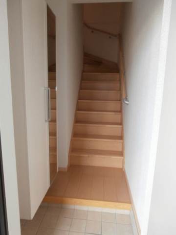 【ウエスト　カーサの玄関】