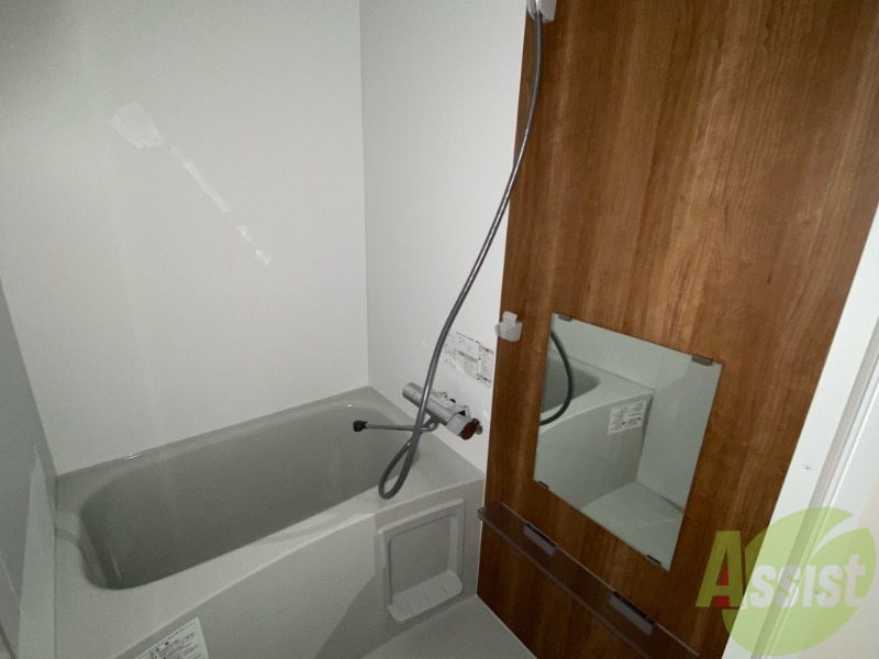 バス・シャワールーム　お風呂はこちら。１人暮らしにはピッタリのサイズ感ですね！