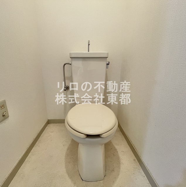 トイレ　白基調で清潔感のあるトイレです♪