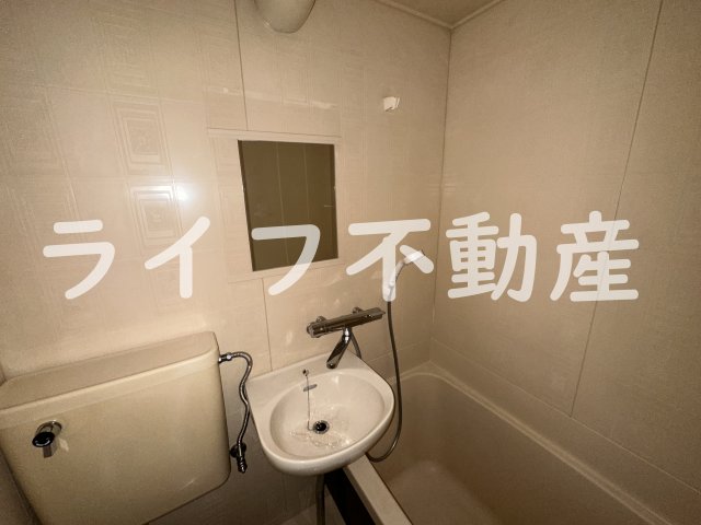 洗面設備　ゆったりとスペースのある洗面所