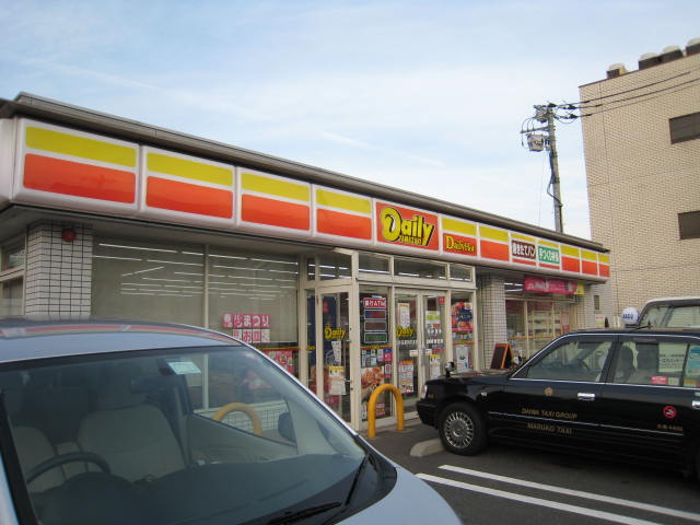 コンビニ　デイリーヤマザキ 足立谷在家月の友店（コンビニ）まで479m
