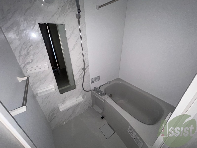 バス・シャワールーム　浴室は狭すぎず、シャワーも浴びやすそうです。