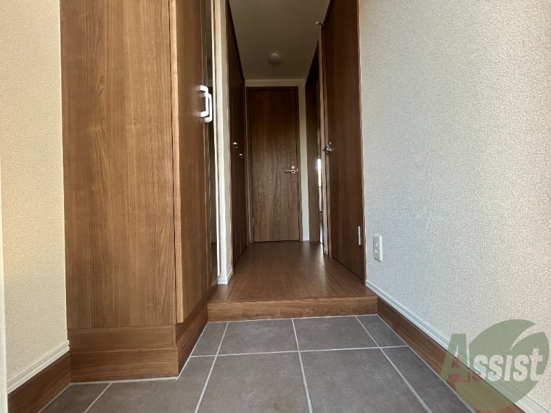 玄関　玄関から撮影しました。明るい印象ですね。