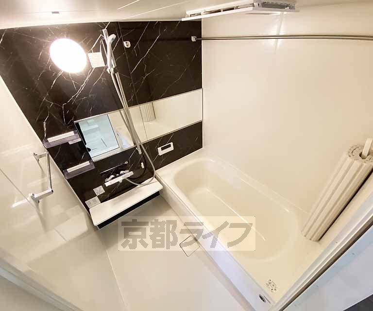 バス・シャワールーム　鏡のある便利なお風呂