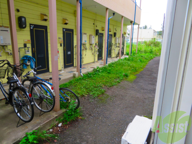 バルコニー　道路に面していないので、歩行者に見られませんね。