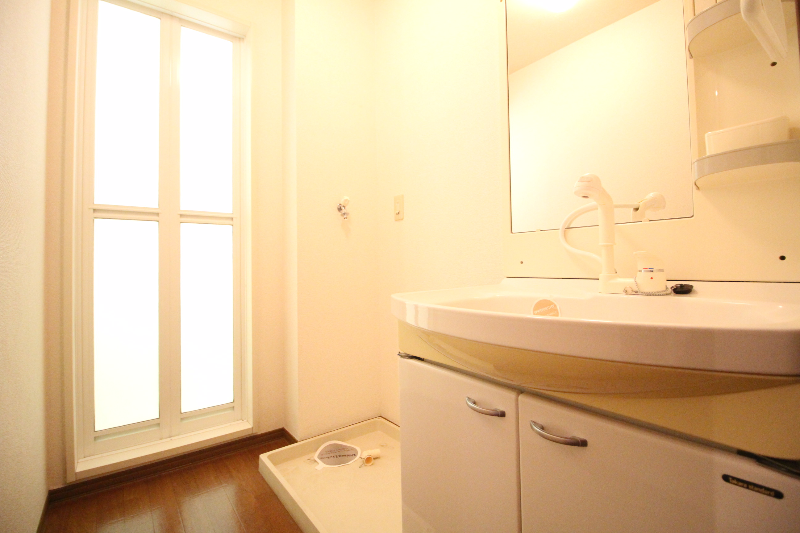 洗面設備　小物を置けるトレー付きで整理整頓がしやすい仕様です♪