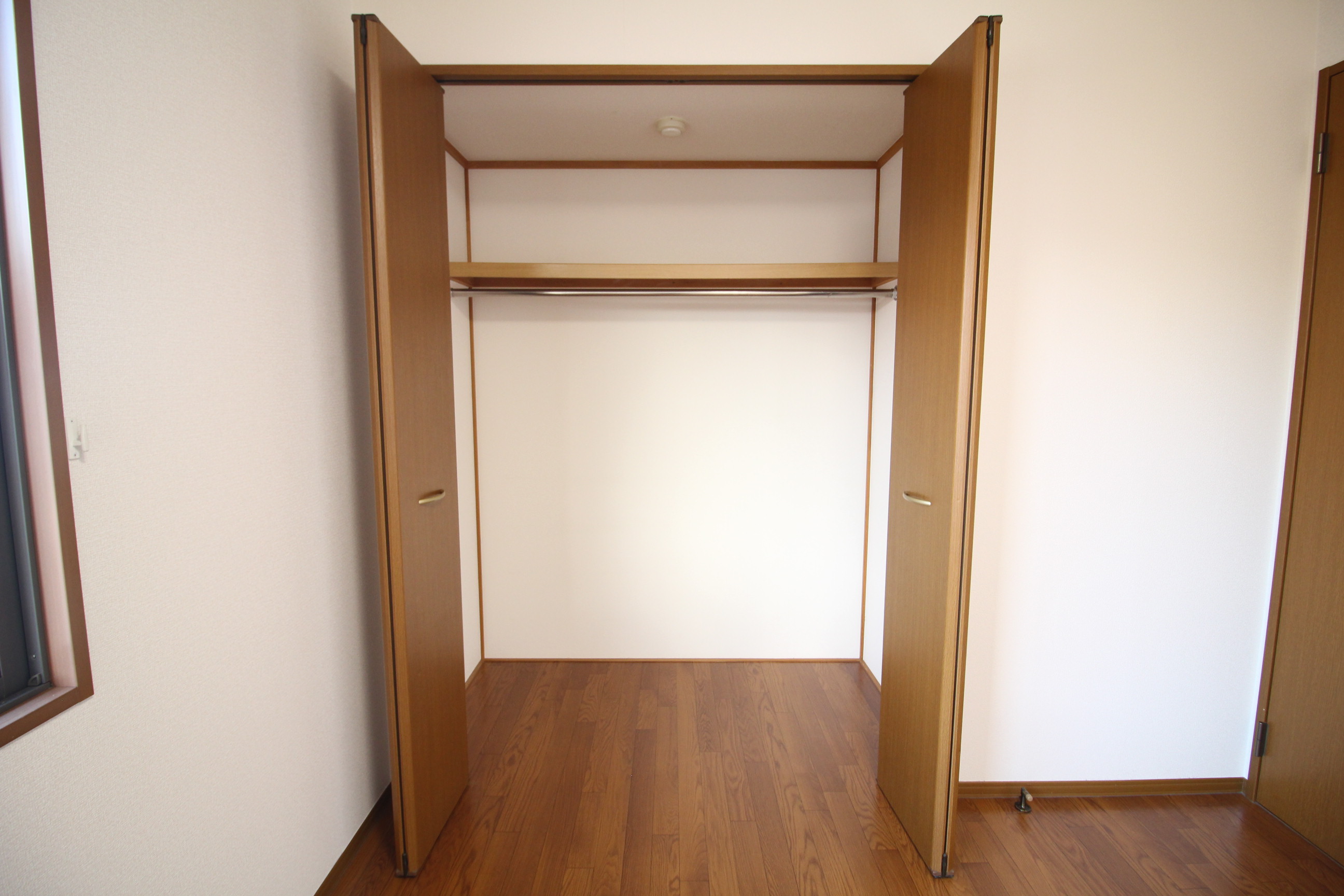収納　ハンガー収納と棚収納の分かれた使い勝手の良いクローゼット♪