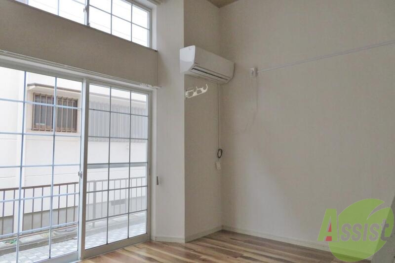 居室・リビング　お部屋は窓が大きく電気を付けなくても明るい感じ。
