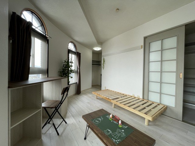 居室・リビング　窓が多くある特徴あるリビング