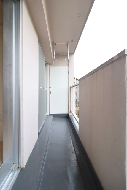 バルコニー　バルコニーに物置があって便利です