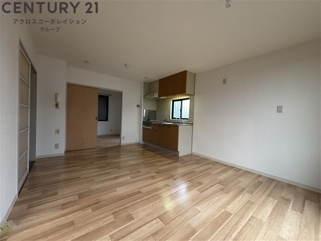 居室・リビング　リビングのとなりに和室あります！