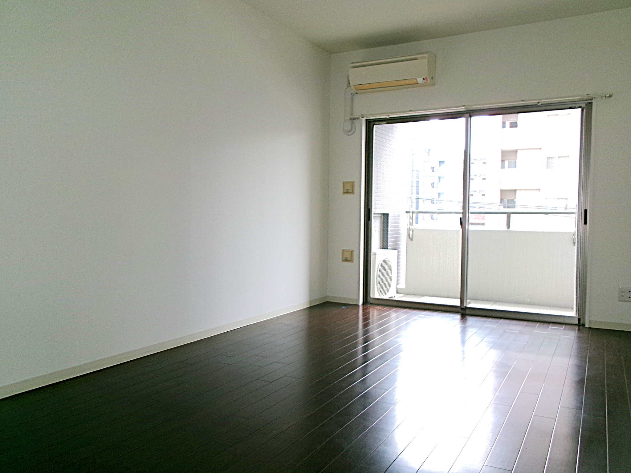 居室・リビング　別の部屋の写真です。現況を優先させていただきます。