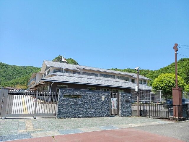 小学校　東近江市立箕作小学校（小学校）まで500m