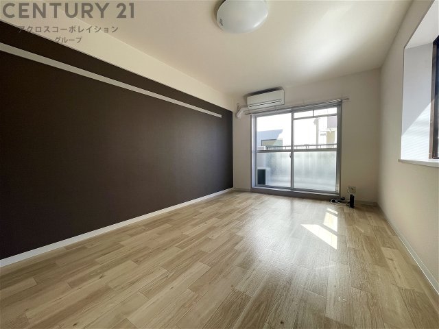 居室・リビング　2面採光で日当たり良好、洋室8帖の大きな１Kです！