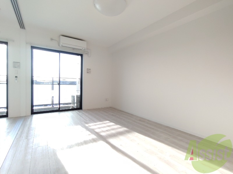 居室・リビング　広くきれいなリビングは明るい光も良く差します。