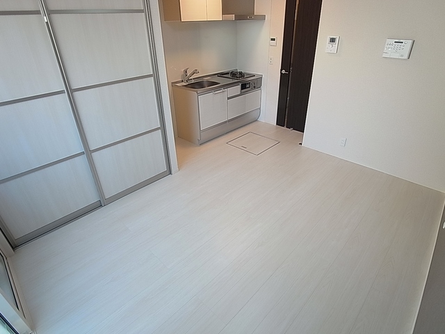 居室・リビング　白で統一されたキレイな室内