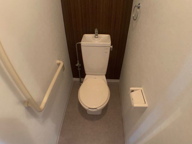 トイレ　シンプルで掃除のしやすいトイレです！