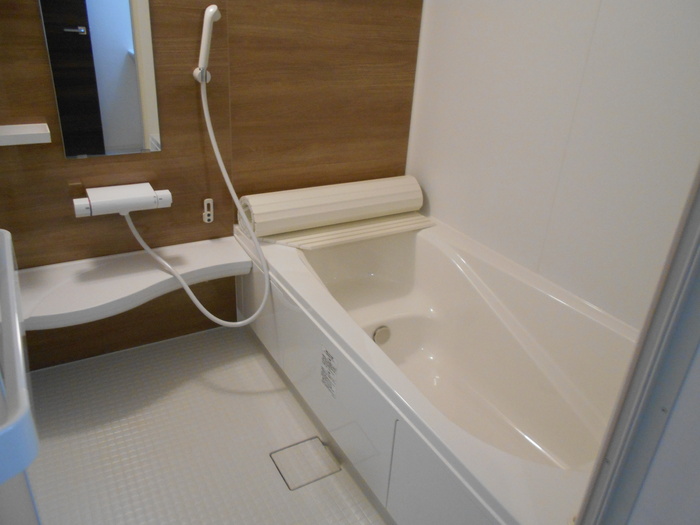 バス・シャワールーム　ゆったり足を伸ばせる一坪バス！ 追い焚き、浴室乾燥機も完備
