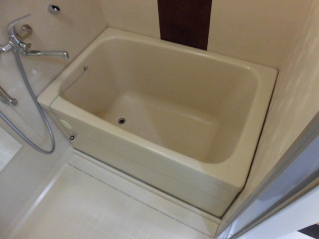 バス・シャワールーム　バストイレ別なのでお風呂でゆっくりできますね