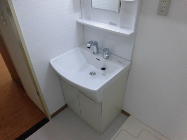 洗面設備　洗面台も独立式です