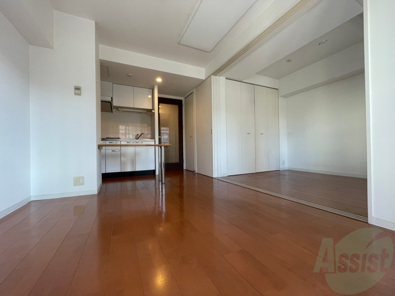 居室・リビング　リビングです。木目のフローリングが落ち着きますね。