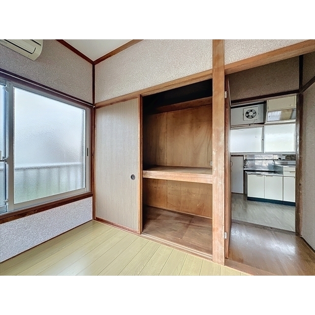 収納　天井の高さまで入る押入れです