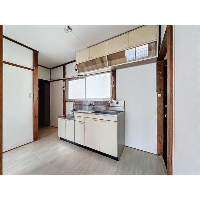 キッチン　収納スペースの多いキッチンです